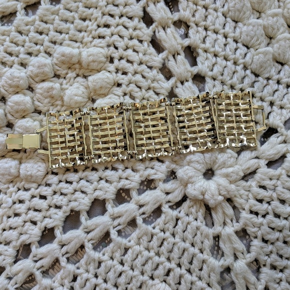 Vintage Gold Tone statement bracelet buckle clasp - Picture 2 of 8